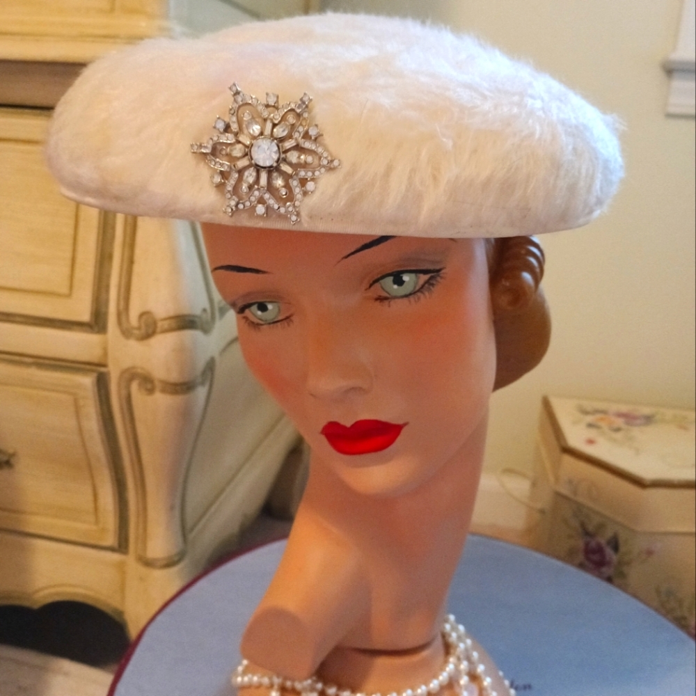 HIGH FASHION VINTAGE FAUX FUR BERET STYLE HAT WITH RHINESTONE BROOCH!